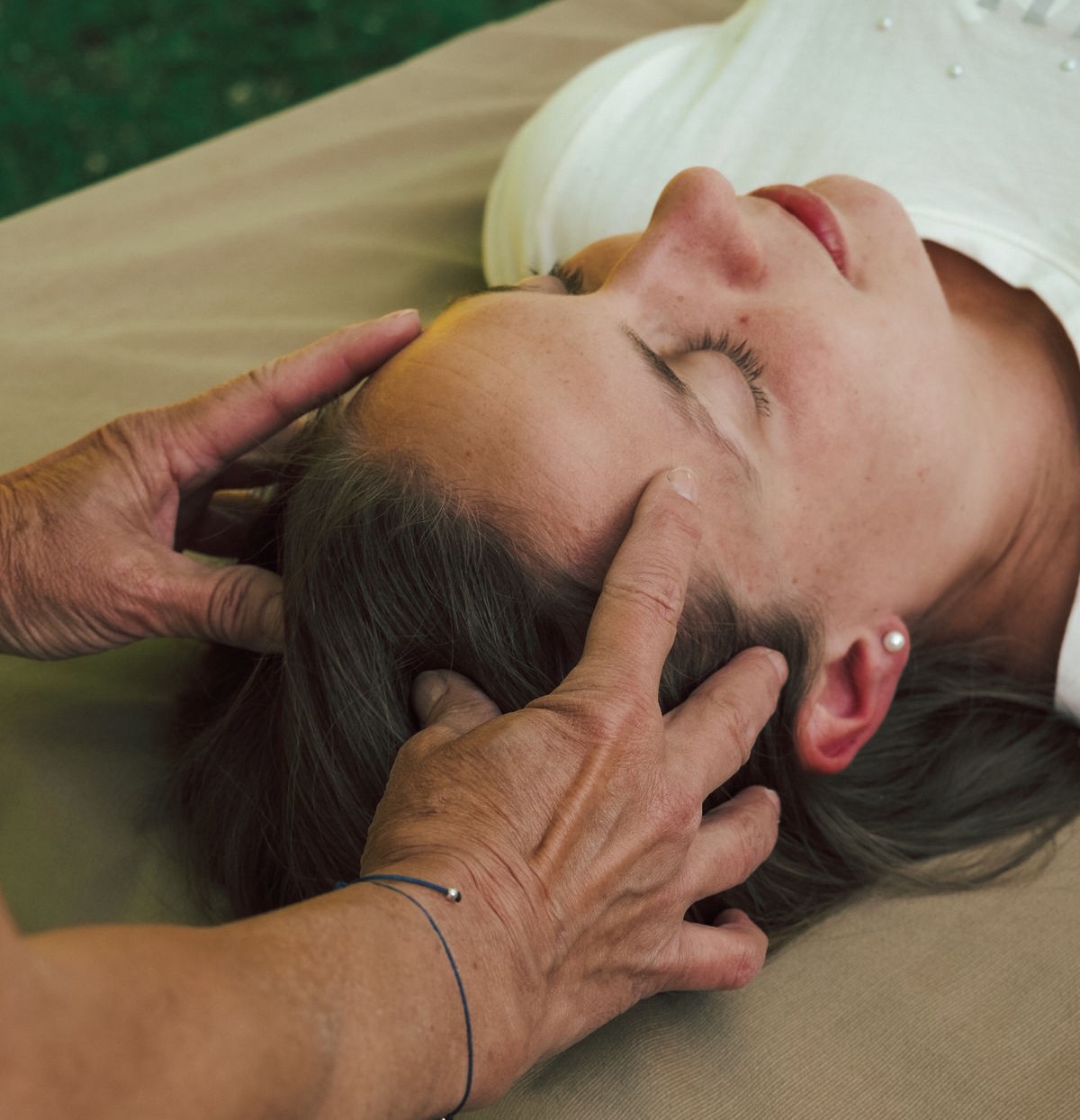 Access Bars Anwendung am Kopf – Entspannung und Stressabbau